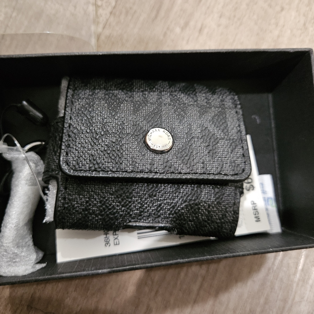 Michael Kors Expandable Ear Bud Case. NWT. (Bin 12)
